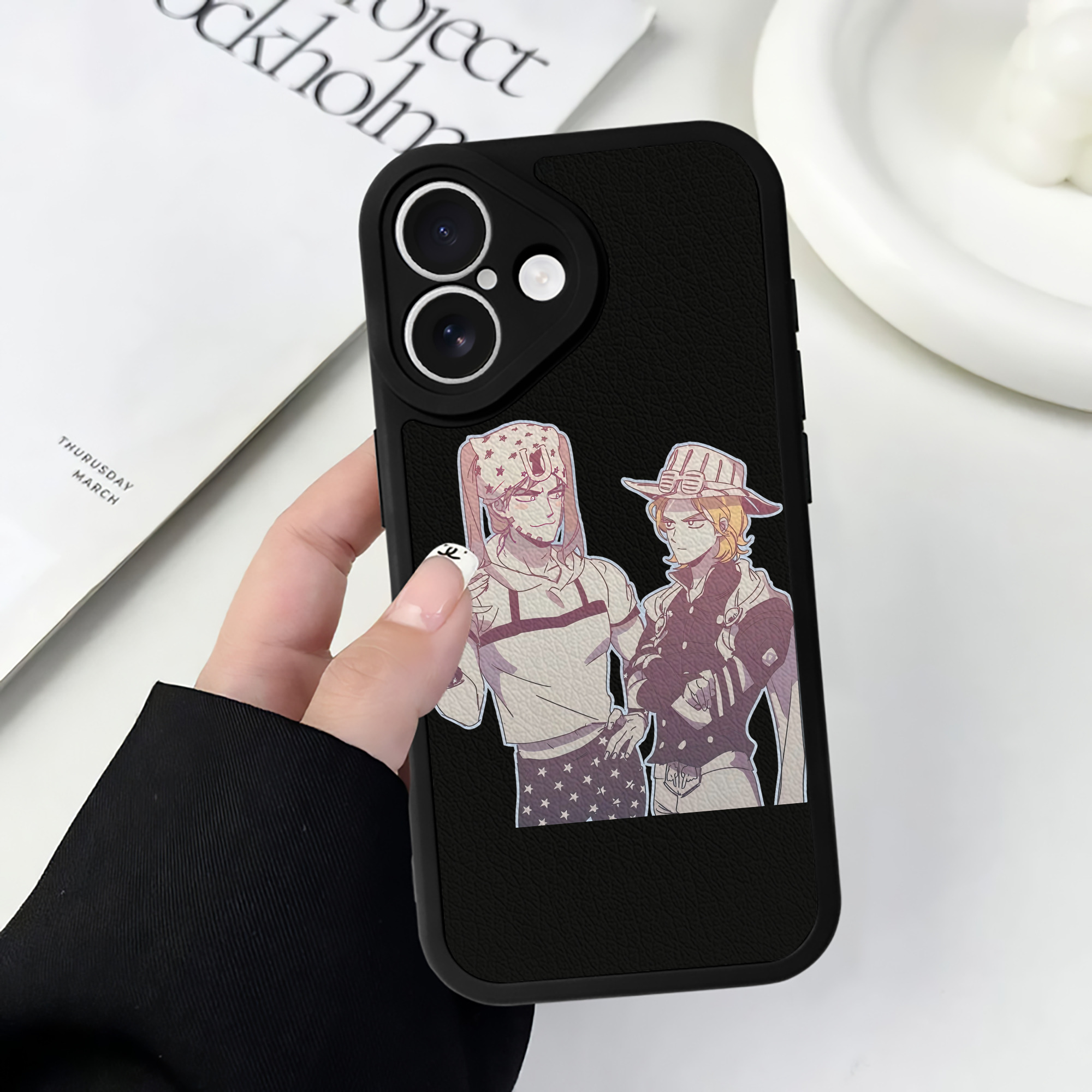 （画像用） ジョジョの奇妙な冒険 JoJo's Bizarre Adventure 【iPhone 16シリーズ対応】シリコンスマホケース（レザー調） 材質：シリコン
